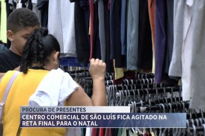 Movimento intenso na Rua Grande marca a antevéspera do natal