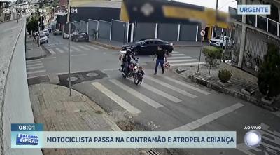 Motociclista avança cruzamento na contramão e atropela criança em MG