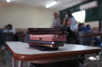 Celular na escola: publicadas diretrizes para educação digital e uso de celular