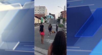 Homem é flagrado agredindo mulher em rua de São Luís