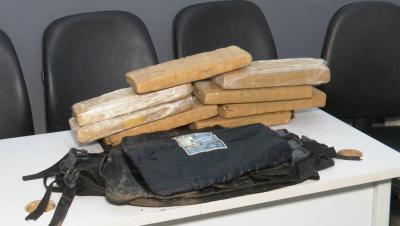 PM apreende 10 kg de drogas e colete balístico em área de mangue na Vila Marinho, em SL