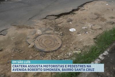 Cratera na Avenida Roberto Símonsen preocupa motoristas e pedestres em São Luís