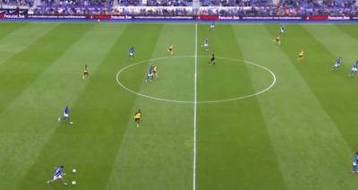 Funcionário joga bola em campo para atrapalhar ataque adversário