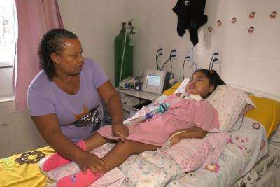 Criança com doença rara pode perder benefício de tratamento médico domiciliar