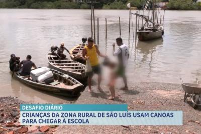Crianças da zona rural de São Luís usam canoas para ir à escola