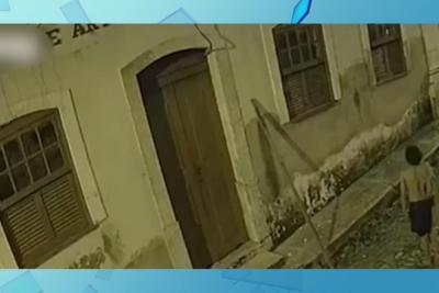 Vândalo furta letreiro de casarão no centro de São Luís