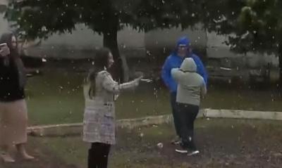 Neve cai pela primeira vez no Brasil em 2025 e faz a alegria de turistas no RS