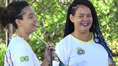 Mãe e filha recebem doações para participarem de campeonato de tiro com arco