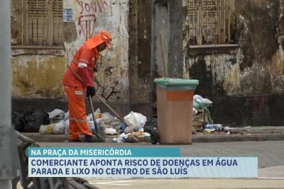Moradores denunciam abandono e lixo na Praça da Misericórdia