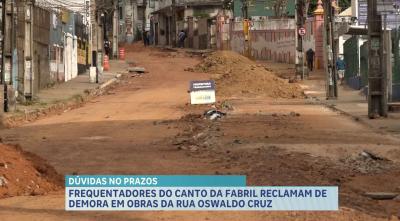 Obras demoradas causam dificuldades no deslocamento de pedestres na Rua Oswaldo Cruz, em São Luís