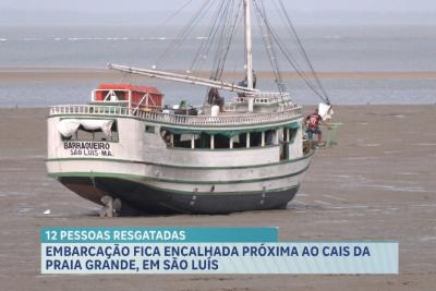 Embarcação encalha próximo ao cais da Praia Grande, em São Luís