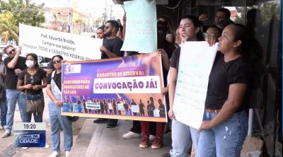 Professores aprovados em concurso público realizam manifestação, em São Luís