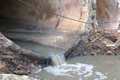 Descarte irregular de esgoto na Ponta d'Areia é alvo de fiscalização em São Luís