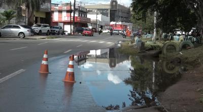 Cratera e alagamento interditam faixa na Avenida Senador Vitorino Freire e aumentam risco de acidentes