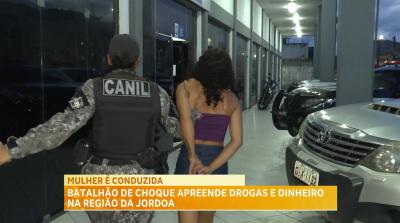 Batalhão de Choque apreende drogas e dinheiro na região da Jordoa; mulher é conduzida