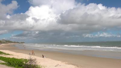 Mesmo com pancadas de chuva, banhistas aproveitam praias de São Luís na Páscoa