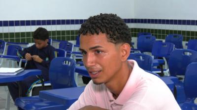 Auxiliar de limpeza viraliza ao ajudar criança em tarefa escolar no Maranhão