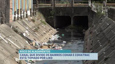 Canal coberto de lixo evidencia falhas no saneamento básico na divisa entre bairros, em São Luís
