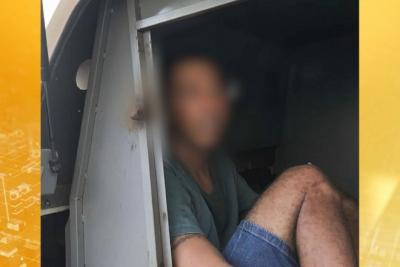 Suspeito de estupro é preso após ser flagrado carregando vítima em vídeo