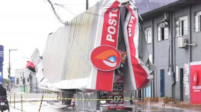 Teto de posto de gasolina cede durante a chuva; São Luís está sob alerta do INMET
