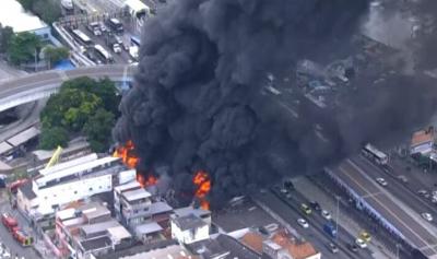 Incêndio de grandes proporções atinge galpão em Ramos, zona norte do Rio