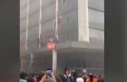 Funcionários de banco saltam pela janela para fugir de incêndio