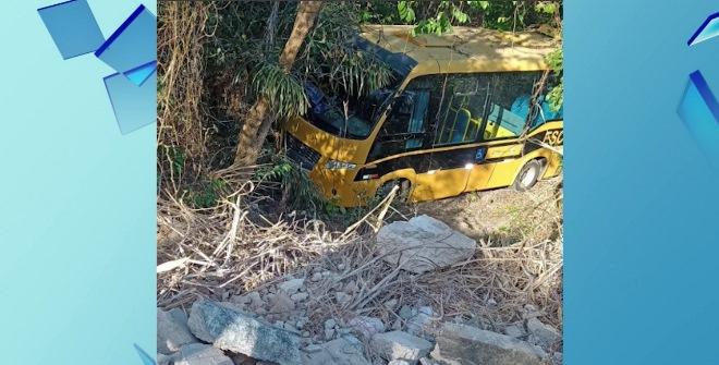Ônibus que transportava alunos cai em ribanceira em São José de Ribamar