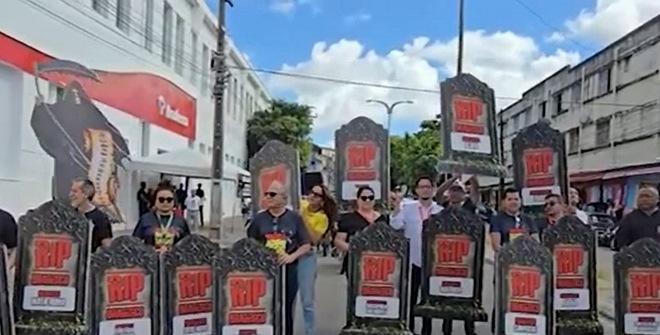 Manifestação contra fechamento de agências bancárias é realizada na capital maranhense