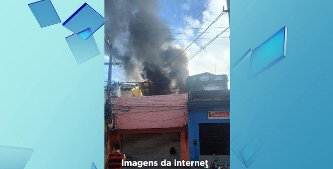 Incêndio atinge loja de roupas na Rua Grande e mobiliza Corpo de Bombeiros