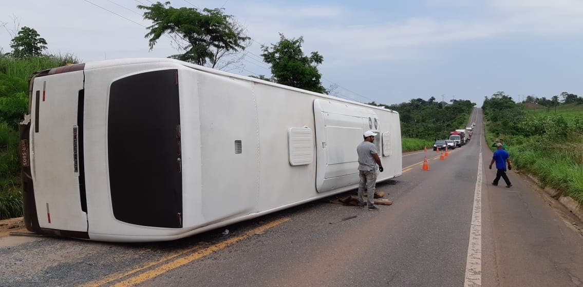 MA: ônibus tomba e oito passageiros ficam feridos na BR 010