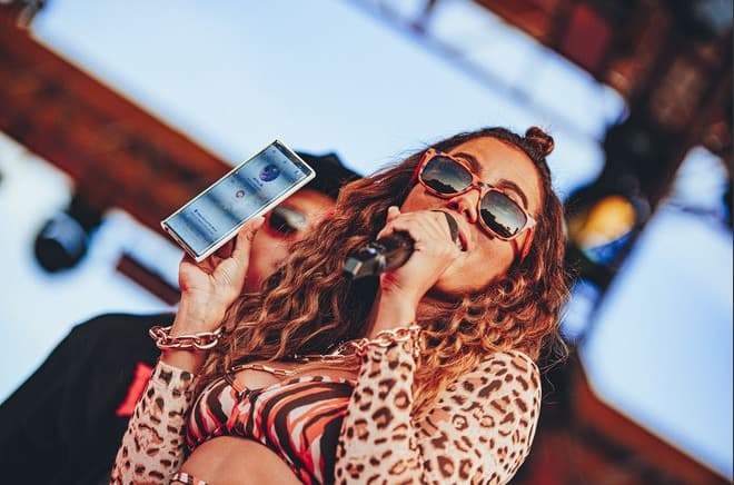 "Rebolo muito e beijo várias línguas": o perfil de Anitta no Tinder