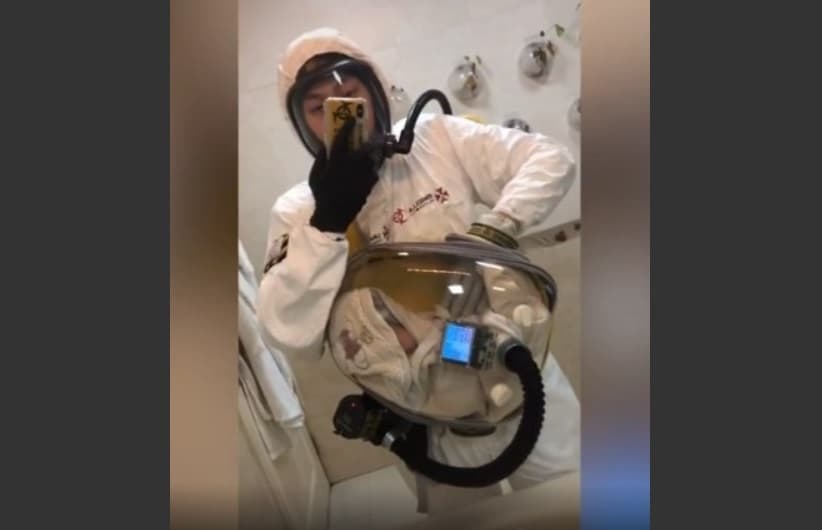 Pandemia! Pai cria 'cápsula de segurança' para sair com o filho