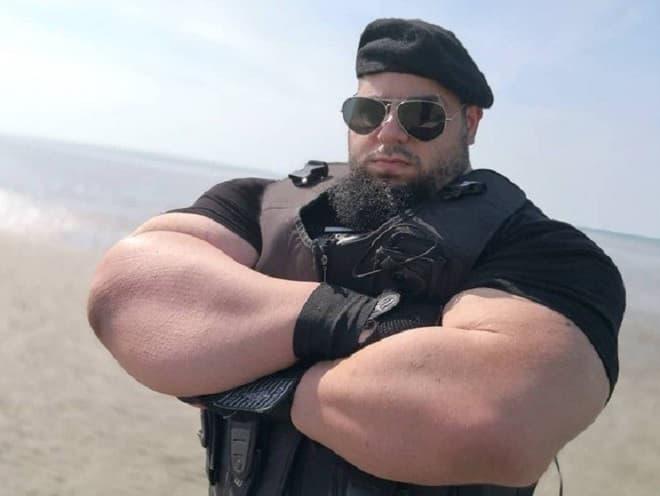 'Hulk iraniano' implora por luta e procura rival: 'vou esmagá-lo'
