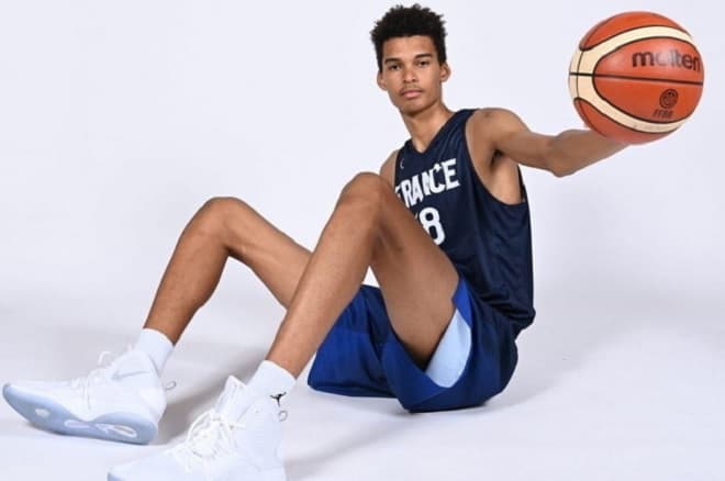 Jovem, de 16 anos e 2,18 m, encanta em treino com craque da NBA