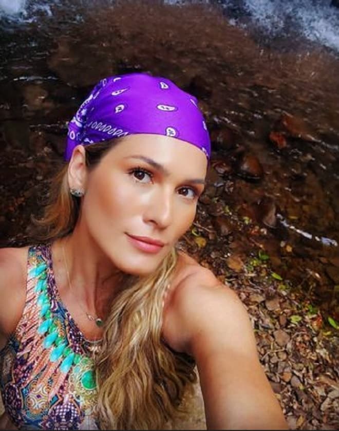 Fora da TV, Lívia Andrade posa de biquíni e fala em recomeço