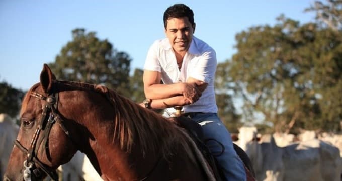 Zezé mostra fazenda milionária em temporada com família Camargo