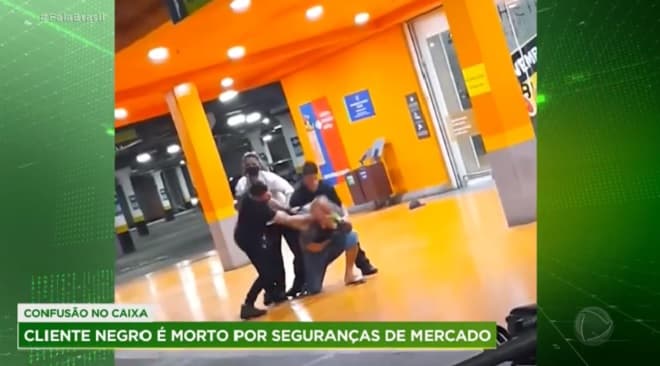 Câmeras flagram agressão a homem negro por segurança de mercado