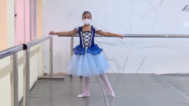 Projeto muda a vida de alunas da rede municipal com aulas de ballet
