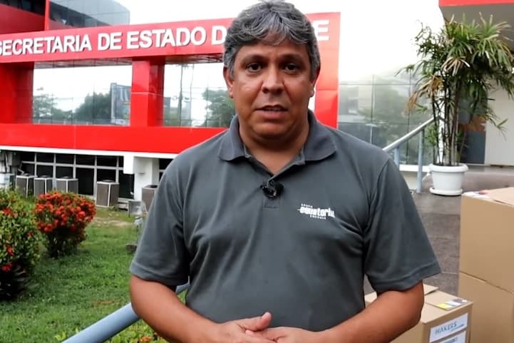 homem fala ao microfone