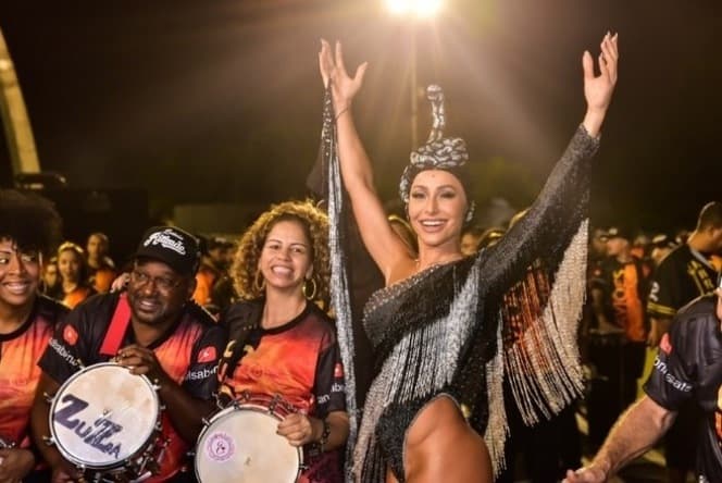 Sabrina Sato arrasa em ensaio da escola Gaviões da Fiel