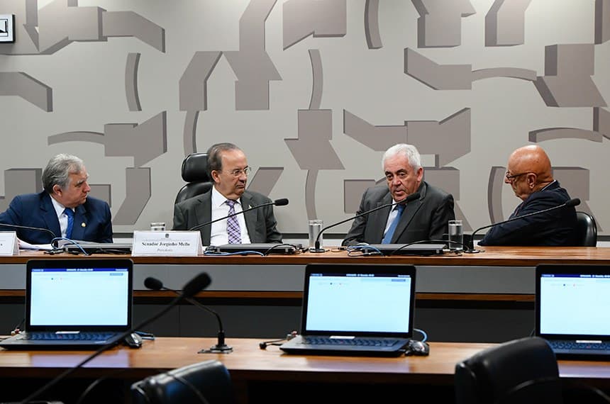 homens sentados à mesa