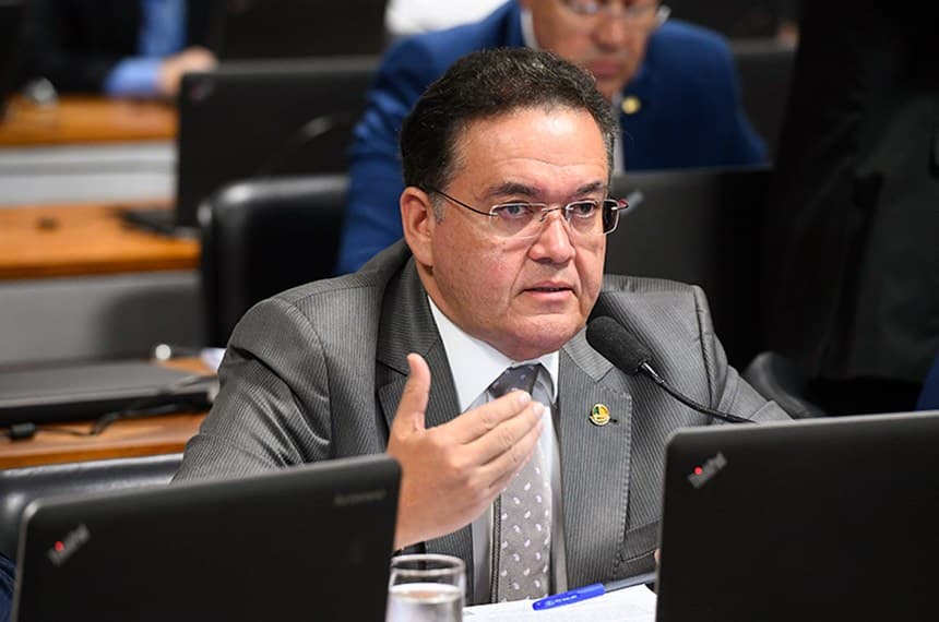 homem fala ao microfone