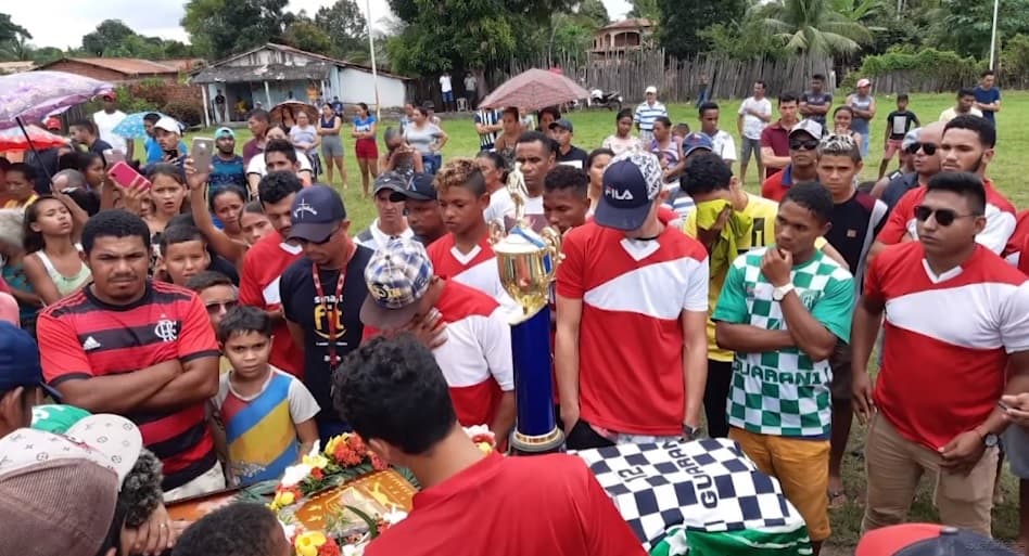 Amigos se despedem de jovem que morreu eletrocutado no MA
