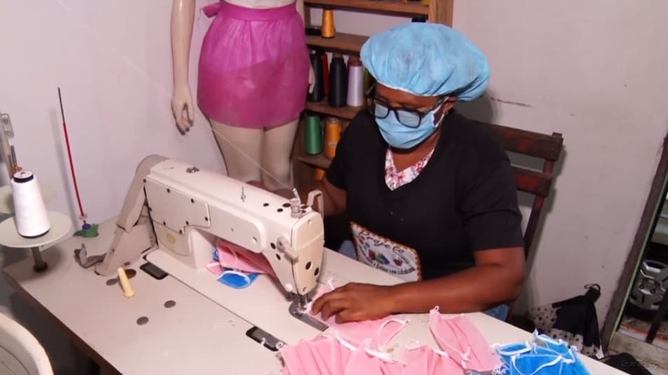 Grupo de mulheres confeccionam máscaras para doação em São Luís