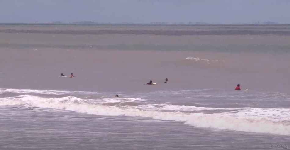Pessoas vão à praia em São Luís mesmo após novo decreto