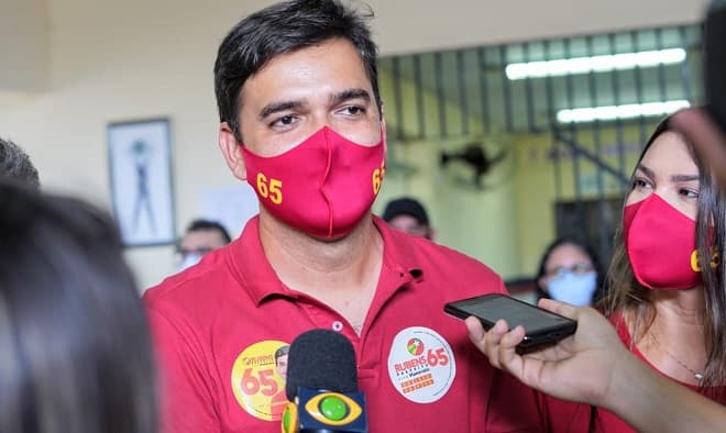 Candidato Rubens Júnior em escola no bairro Olho d’Água