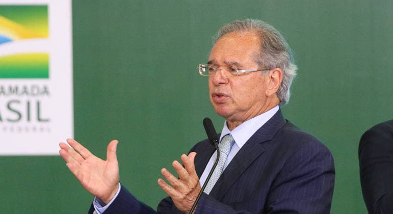 Queda de dados de emprego não é 'mudança relevante', diz Guedes