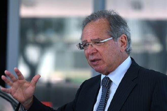 Guedes cobra vacinação e promete antecipar benefícios a aposentados