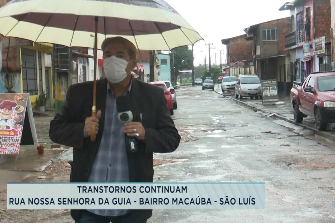 Buracos e lama atrapalham trânsito no bairro Macaúba