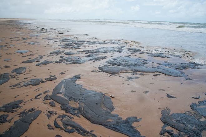 Óleo que atingiu praias do Maranhão veio de petroleiro grego